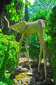 Dalí, beeld in de tuin van het Dalí - Gala kasteel in Púbol